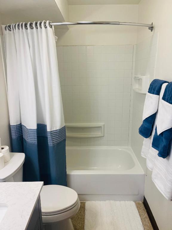 Un baño con inodoro blanco y ducha. en North Star Place 1, en Fairbanks