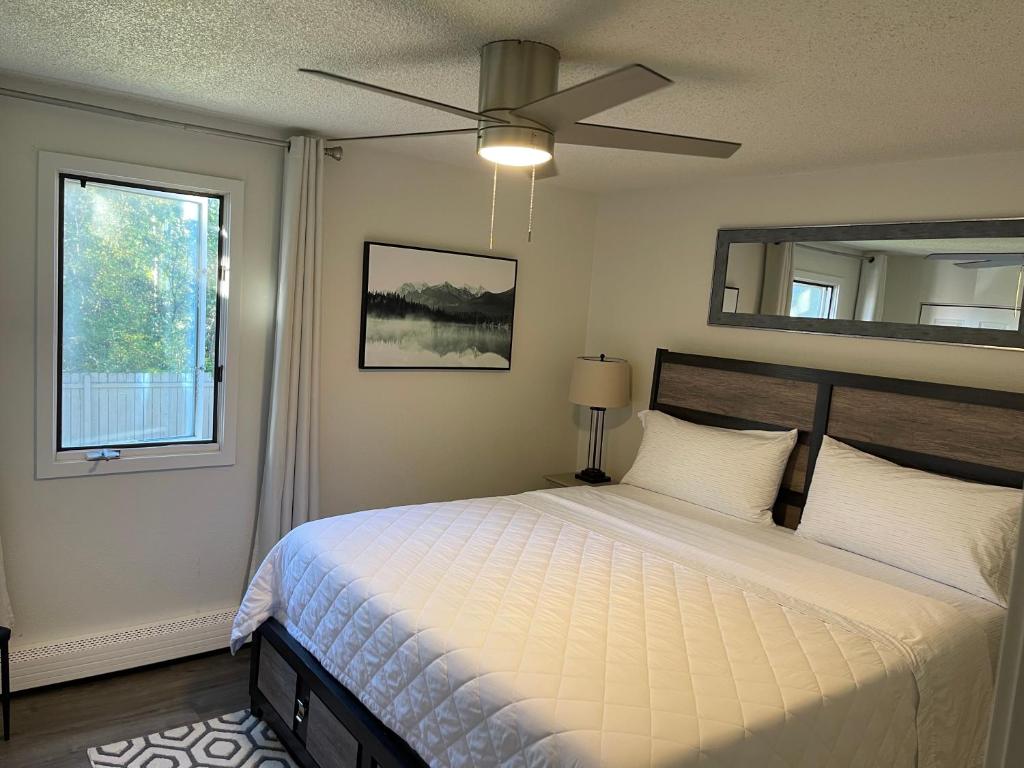 - une chambre avec un lit et un ventilateur de plafond dans l'établissement North Star Place 1, à Fairbanks