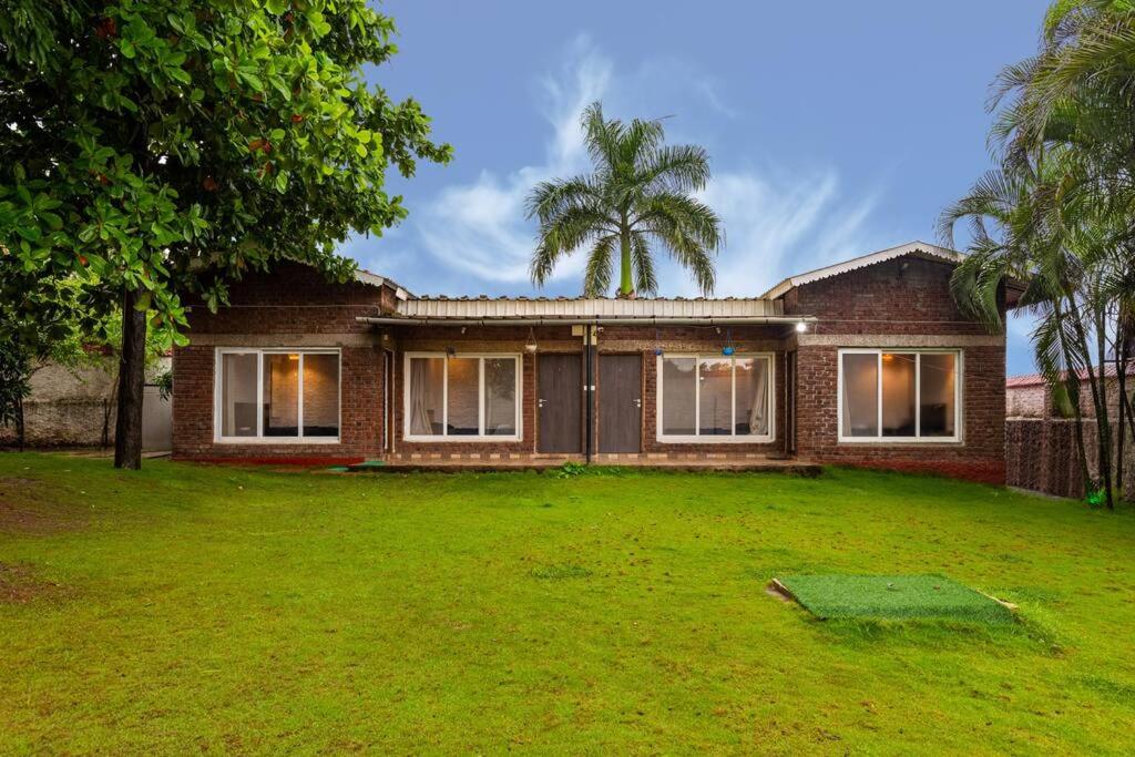 カルジャットにあるStay Leisurely Country House, 4BHK Pool Karjatのレンガ造りの家
