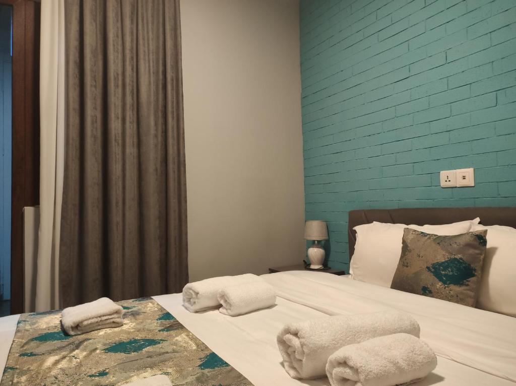 Postel nebo postele na pokoji v ubytování tbilicity hotel