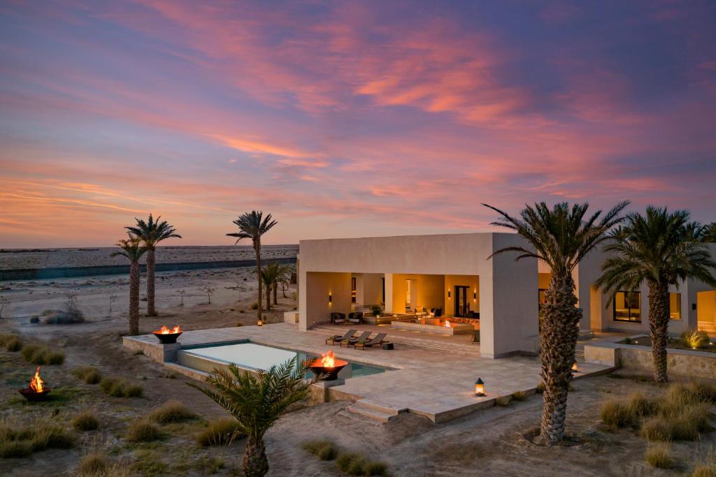 une villa avec une piscine dans le désert dans l'établissement Anantara Sahara-Tozeur Resort & Villas, à Tozeur