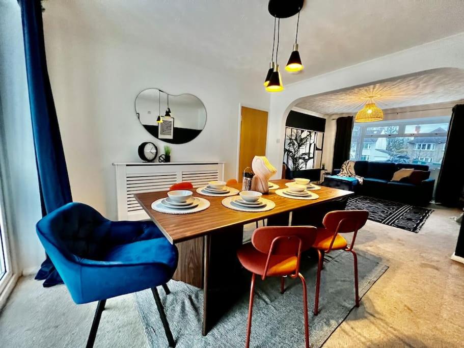 uma mesa de jantar e cadeiras numa sala de estar em Tranquil Rentals - Large 4 BDR Home, 3 Bathrooms, Free Parking, Monthly Discounts em Oxford