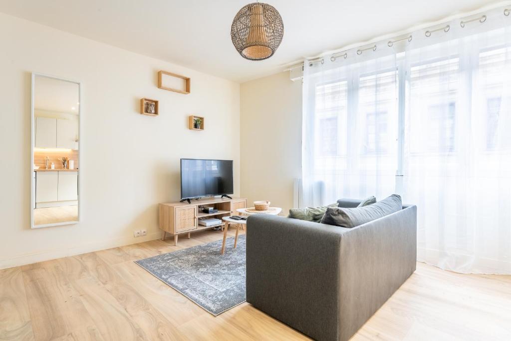 Televisyen dan/atau pusat hiburan di Le Chic - Appartement Élégant & Cosy en Hyper-Centre de Douai