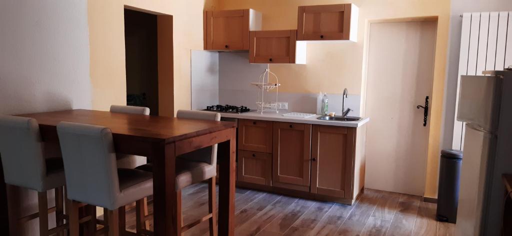 - une petite cuisine avec une table en bois et un comptoir dans l'établissement SAKURA, Paisible et confortable appartement à la campagne, à Monteux