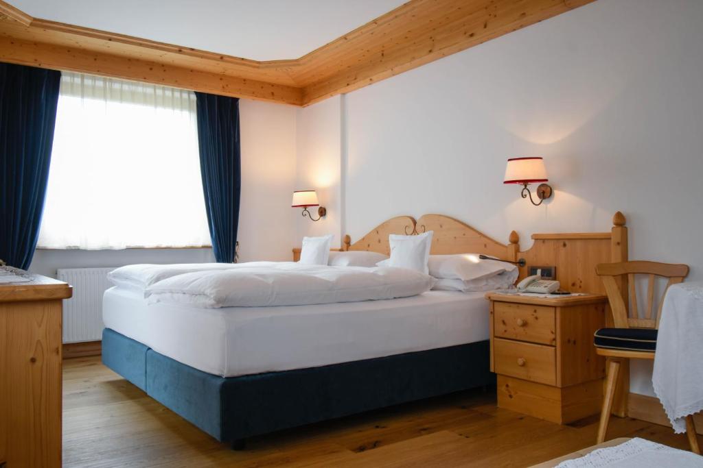 Postel nebo postele na pokoji v ubytování Hotel Tyrol