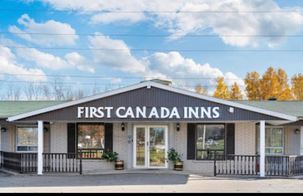 First Canada Hotel Cornwall Hwy 401 ON في كورنوول: مبنى كندة الأول مع كلمة نزل الكندا الأولى