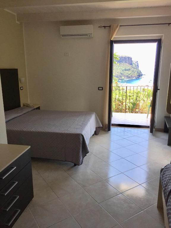 Postel nebo postele na pokoji v ubytování Hotel Normanni