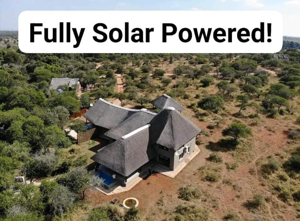 een huis met een bord dat volledig op zonne-energie werkt bij Kanimambo Kruger in Marloth Park