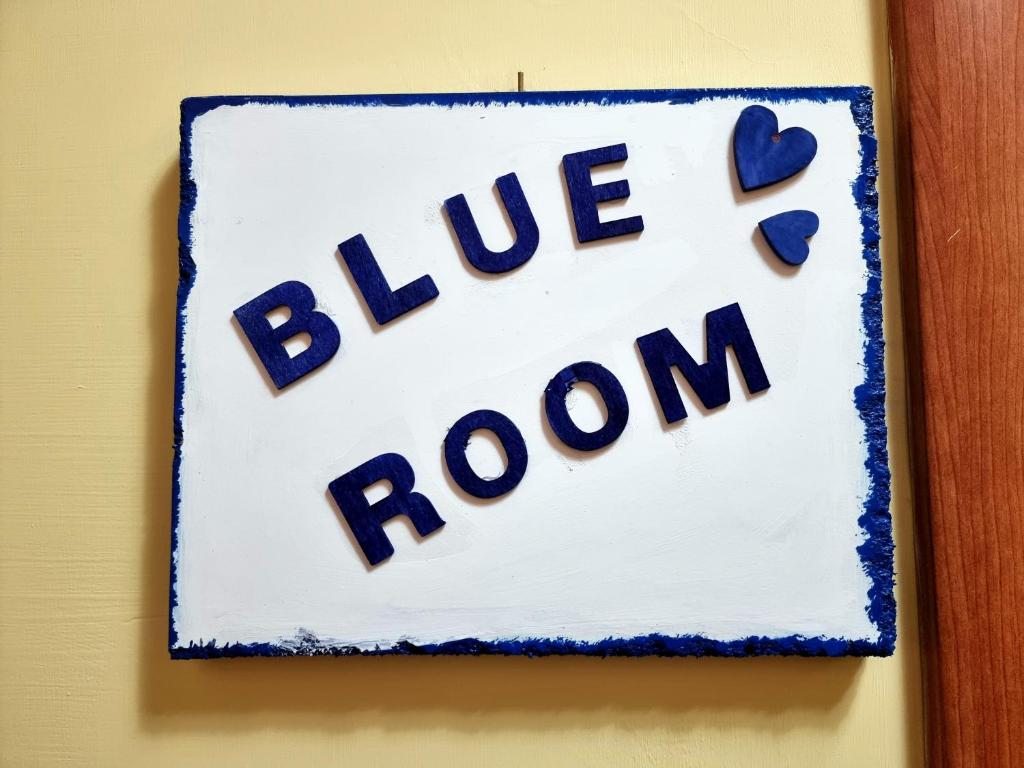 a cake with the words blue room on it at Pepe rosa in Termoli