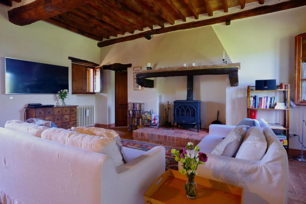 A television and/or entertainment centre at Arco al Poggio - Arceno Rentals Club