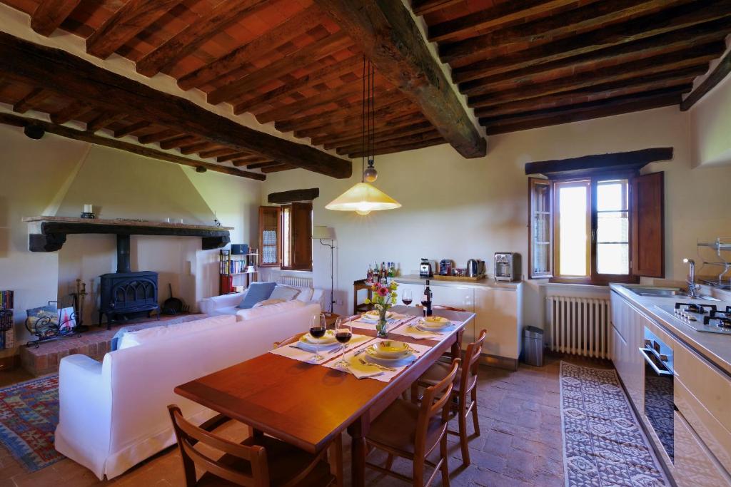 A bed or beds in a room at Arco al Poggio - Arceno Rentals Club