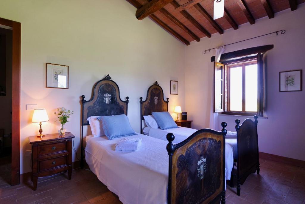 A bed or beds in a room at Arco al Poggio - Arceno Rentals Club