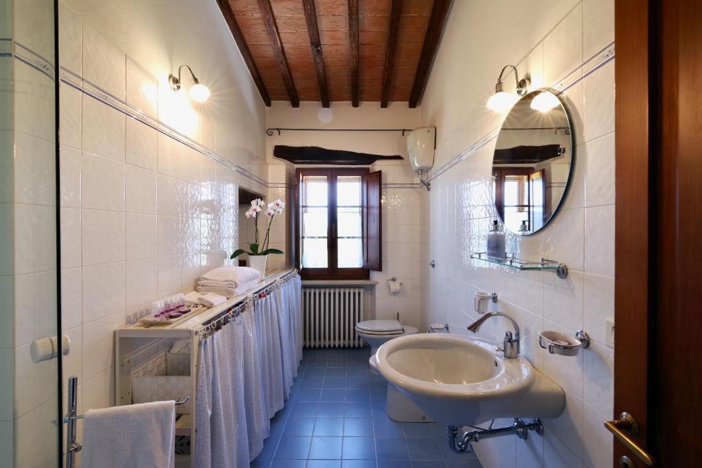 A bathroom at Arco al Poggio - Arceno Rentals Club
