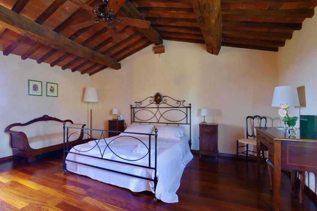 A bed or beds in a room at Arco al Poggio - Arceno Rentals Club