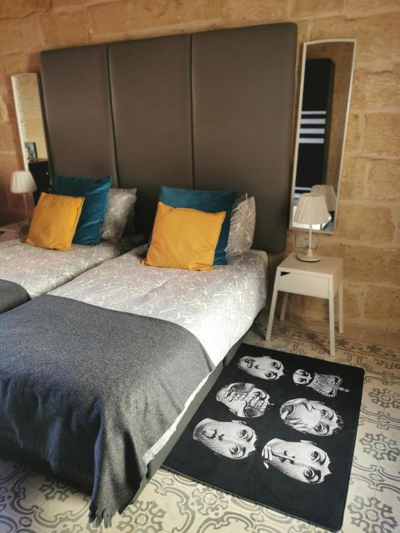 Postel nebo postele na pokoji v ubytování Large Bedroom in Boutique Style Farmhouse B&B with Pool