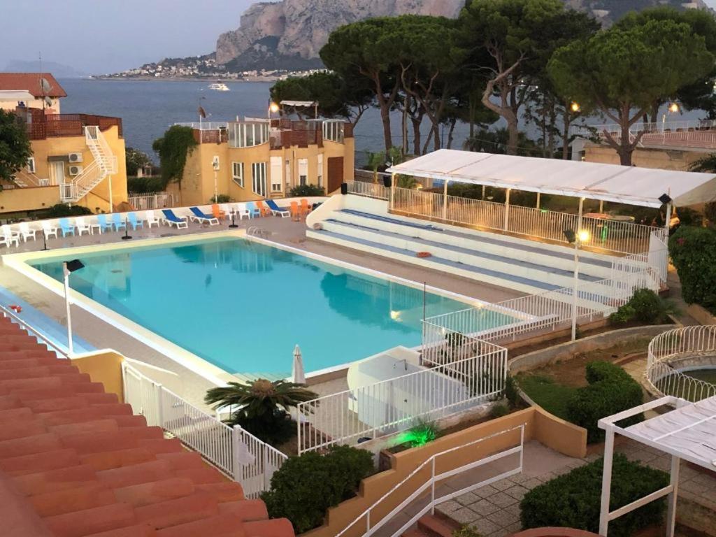Πισίνα στο ή κοντά στο ASHUR310 RESIDENCE MONDELLO