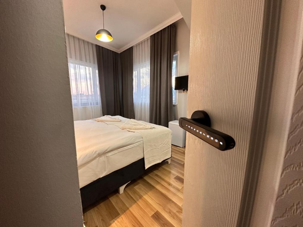 um pequeno quarto com uma cama e uma janela em Asparagus HOTEL & SUITES OLD CITY em Istambul