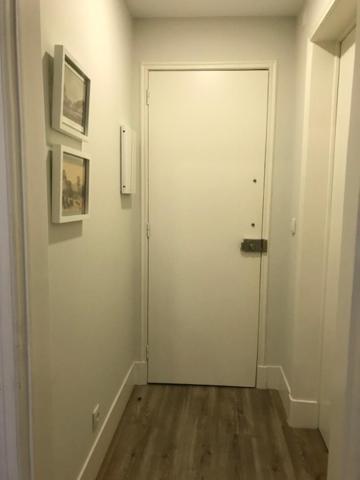 un corridoio con porta bianca e pavimento in legno di Romantic 1 Bedroom Apartment at Roma Avenue - 1C a Lisbona