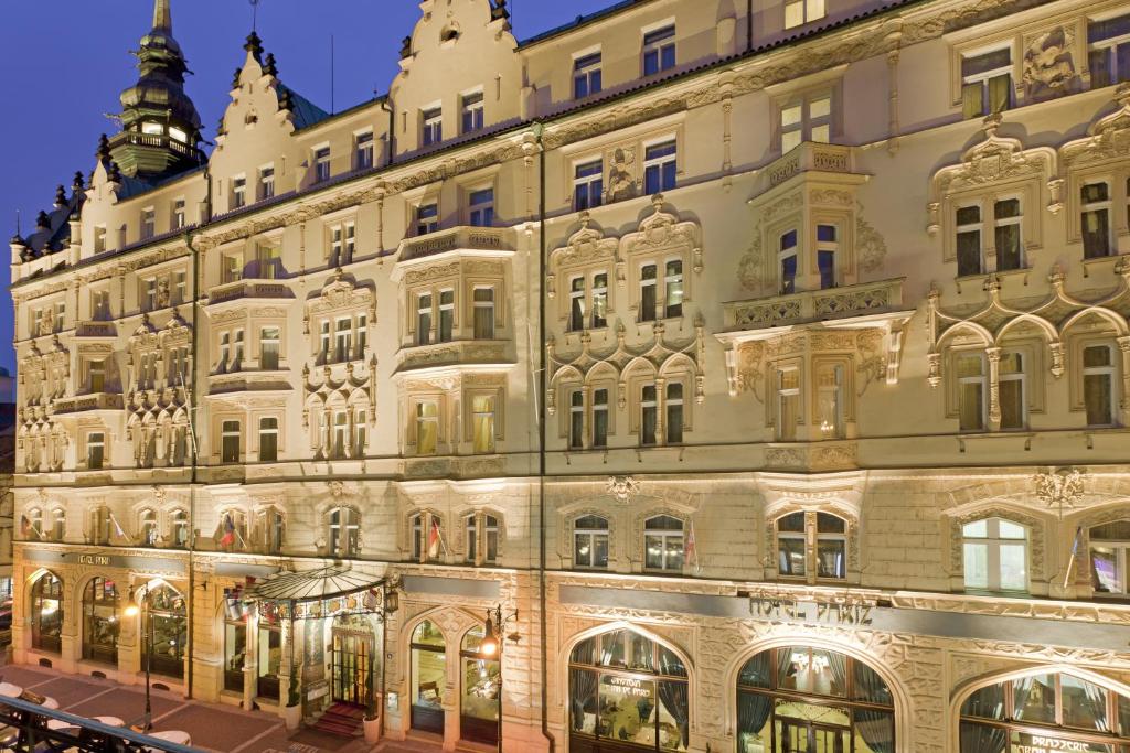 una fachada de un edificio con luces encendidas en Hotel Paris Prague, en Praga