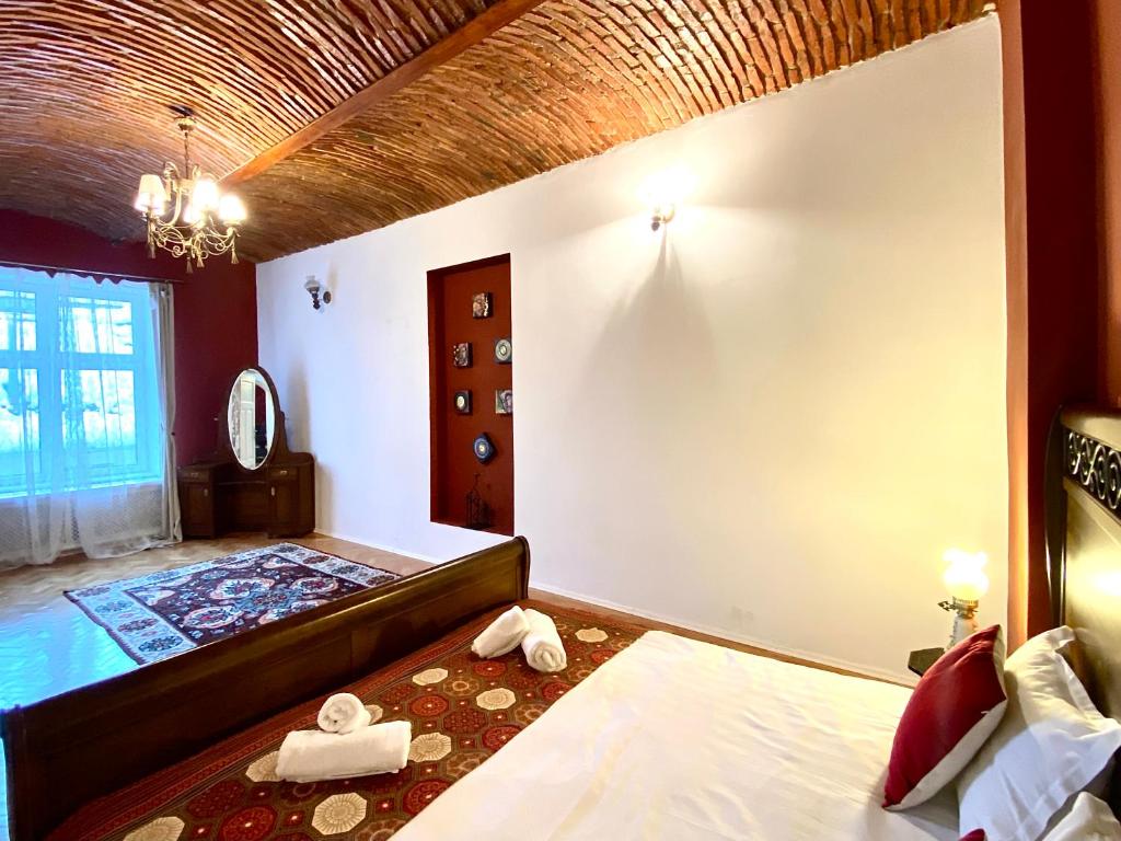 1 dormitorio con cama y espejo en la pared en Casa Irina en Braşov