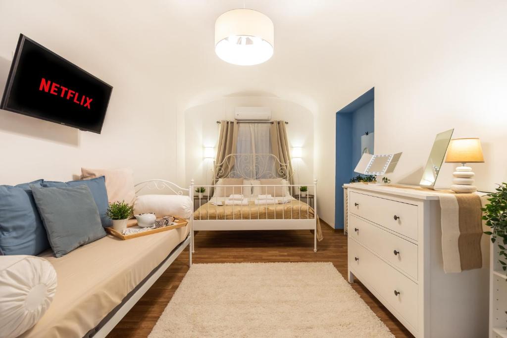 una culla in una camera con letto di Bijou home suite - Vaticano a Roma