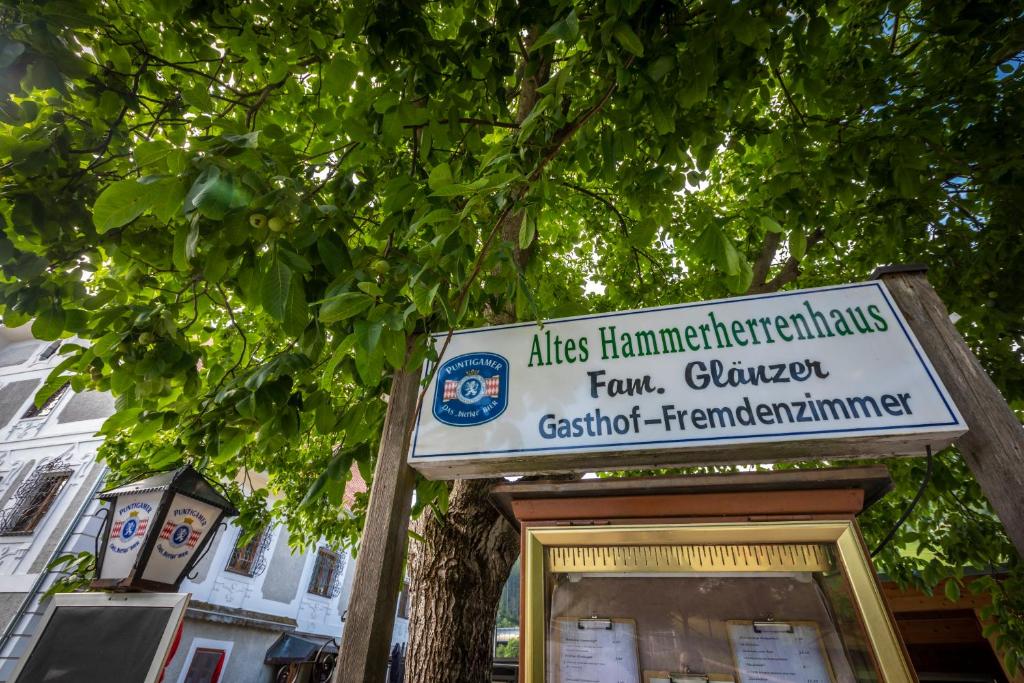 Un certificado, premio, letrero u otro documento en Gasthof Altes Hammerherrenhaus