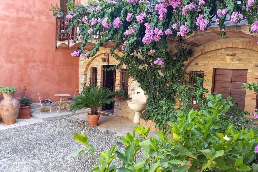 een binnenplaats met een bos bloemen op een gebouw bij Antica Dimora in San Felice del Benaco