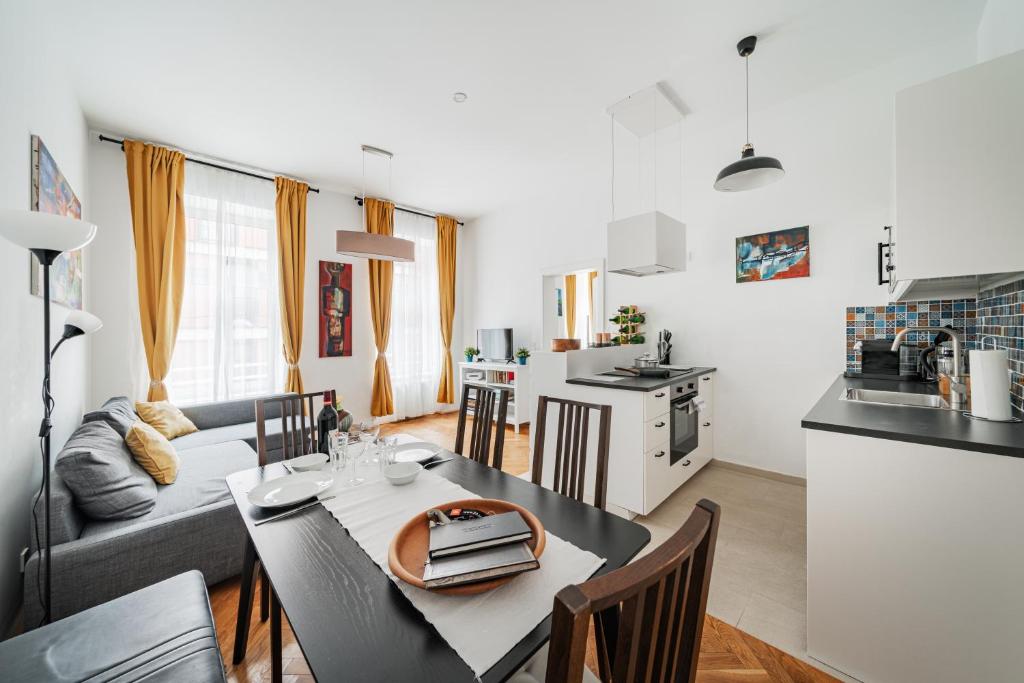 Il comprend une cuisine et un salon avec une table et un canapé. dans l'établissement 15 C&J's apartment, à Vienne