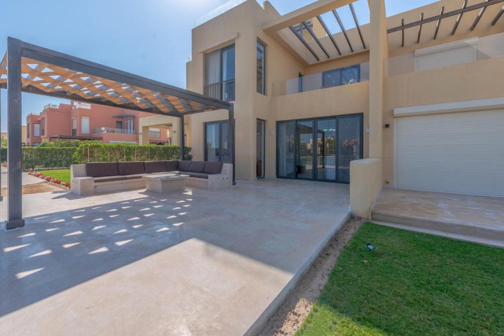 una casa grande con garaje y césped en Brand-New Family House in Tawila El Gouna Lagoon and Pool Access en Hurghada