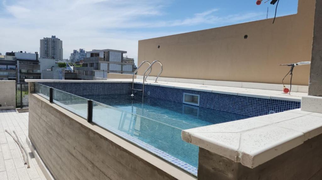 una piscina en la azotea de un edificio en Palermo Scent 1 en Buenos Aires
