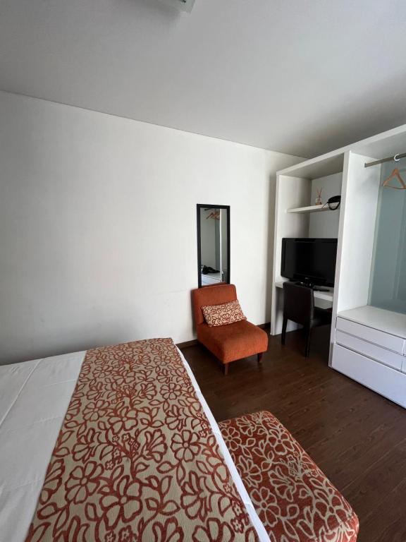 1 dormitorio con cama, silla y escritorio en Departamento Monoambiente Puerto Madero y Retiro en Buenos Aires