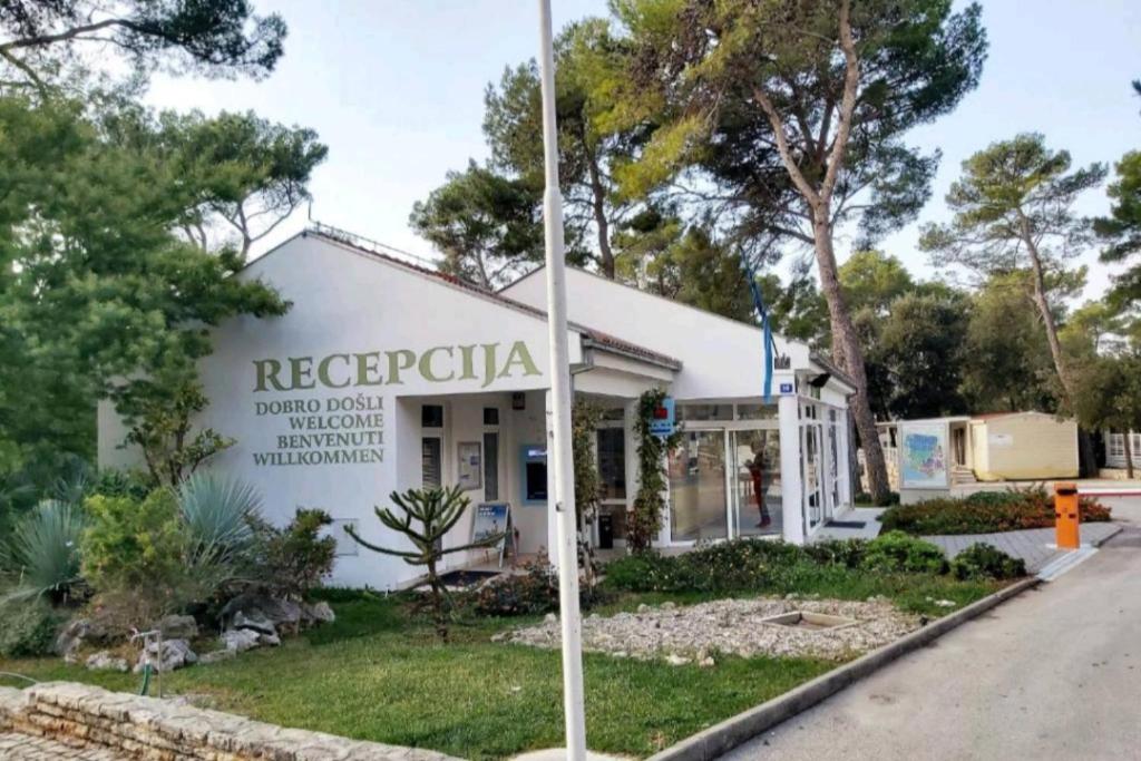 Budova, v ktorej sa kemping nachádza