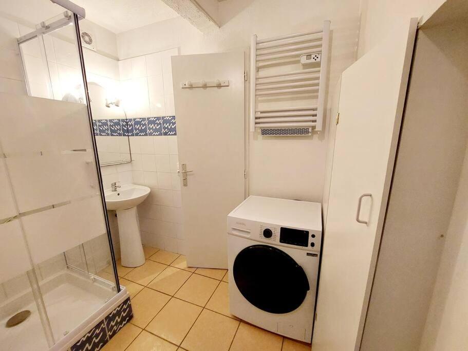 a small bathroom with a washing machine in it at T2 de charme, centre ville historique de Tarbes in Tarbes