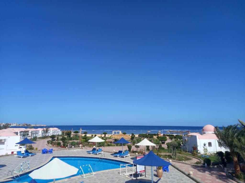 - une vue sur la piscine d'un complexe dans l'établissement Dolphin Continental Hotel, à Al-Qusair