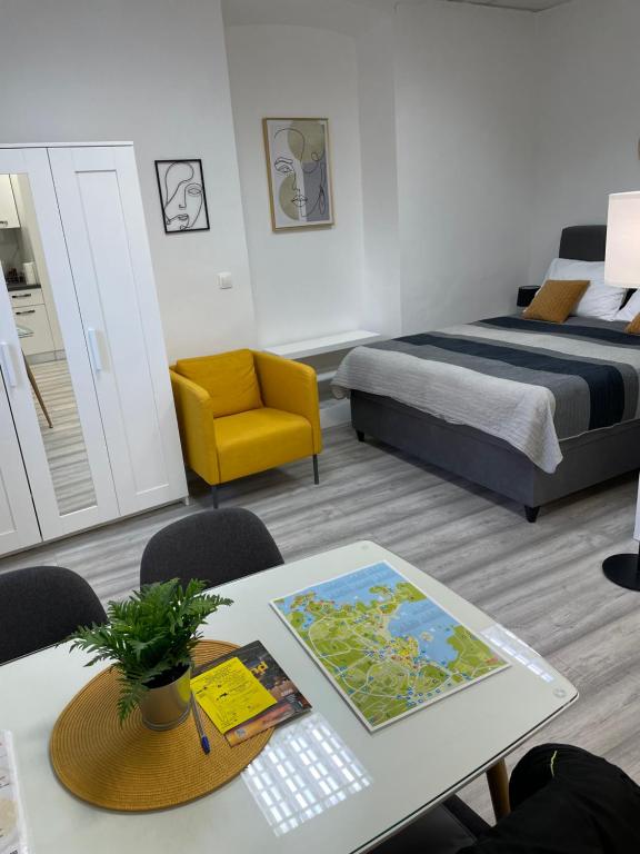 Zimmer mit einem Bett und einem Tisch mit einer Karte in der Unterkunft Apartment Studio Beauty in Centar in Pula