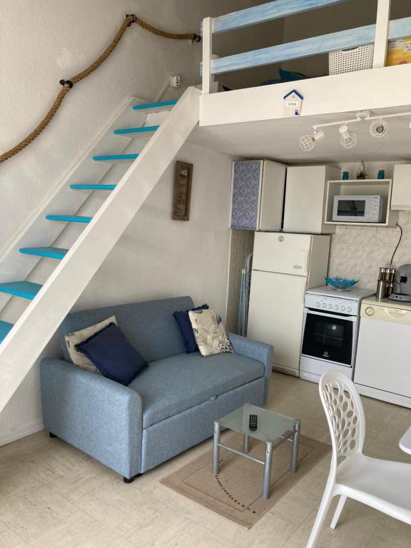 Kuchyňa alebo kuchynka v ubytovaní maison climatisée à 500m de la plage dans résidence