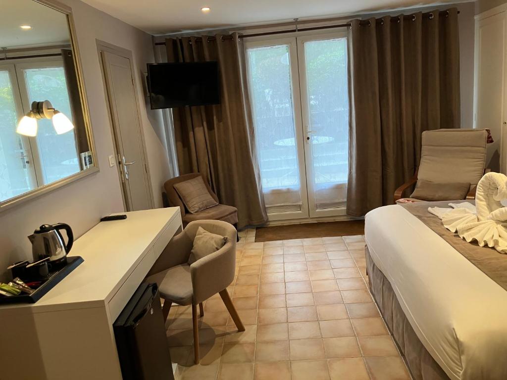 Кровать или кровати в номере Hôtel de la Côte Fleurie