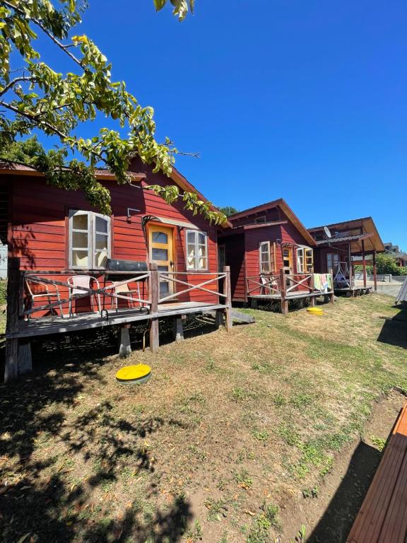 un frisbee amarillo frente a una fila de casas en Cabañas Armonía del Ranco, en Lago Ranco