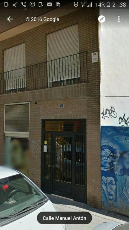 un edificio con un coche aparcado delante de él en TOMMY ROOMS, en Alicante