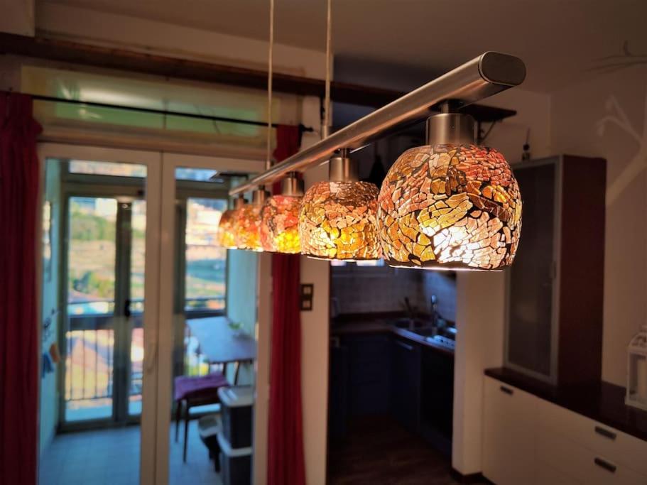 eine Gruppe von Lichtern, die in einer Küche hängen in der Unterkunft Casa Fe in Triest