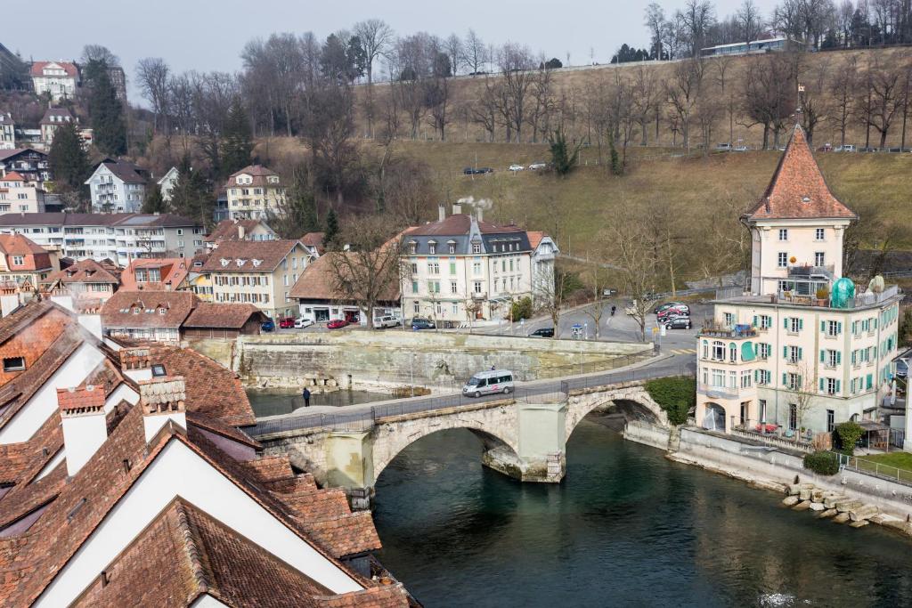 un ponte sul fiume in una città con edifici di Hotel Landhaus a Berna