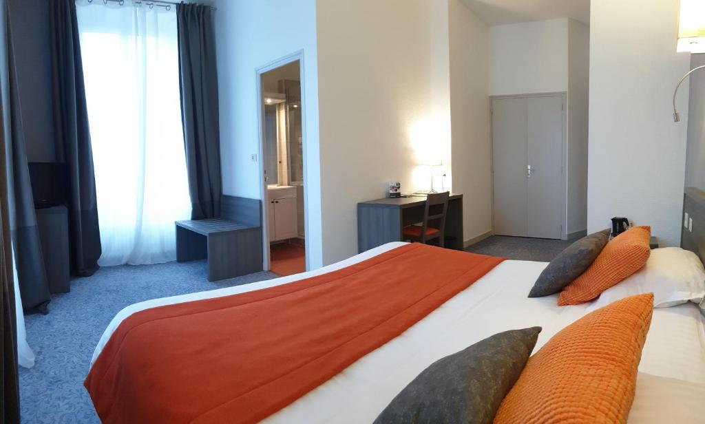 Postel nebo postele na pokoji v ubytování Hôtel Le Rohan Charme et Caractère