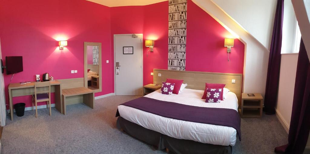 Postel nebo postele na pokoji v ubytování Hôtel Le Rohan Charme et Caractère