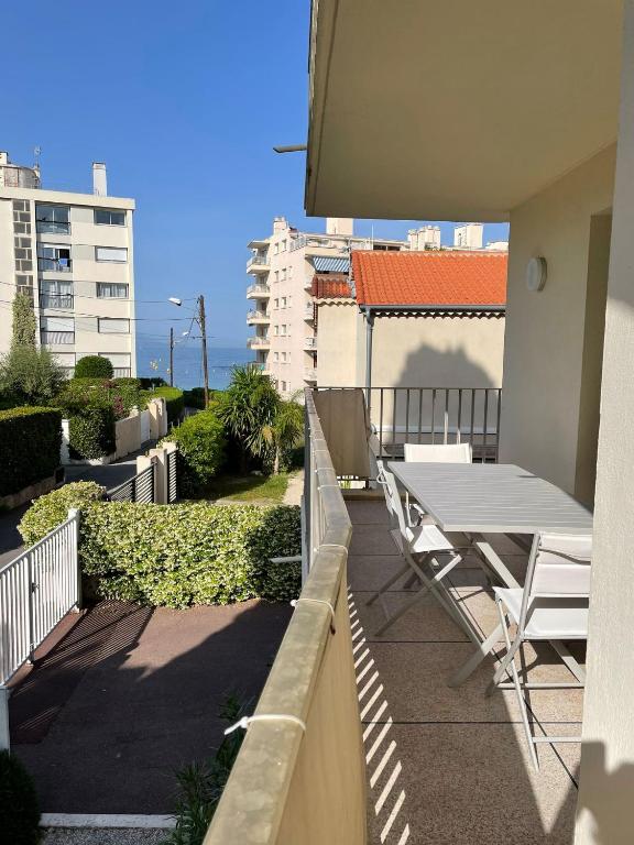 un balcon avec une table et des chaises sur un immeuble dans l'établissement Magnifique appartement climatisé de 87m², à 100m de la plage, à Antibes