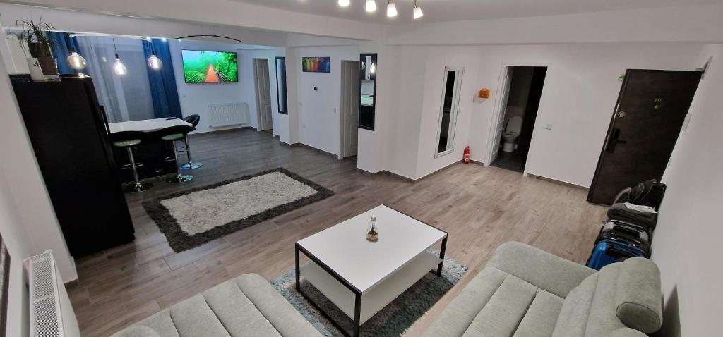 D3 ASP - VIVO Mall في فلورستي: غرفة معيشة مع أريكة وطاولة