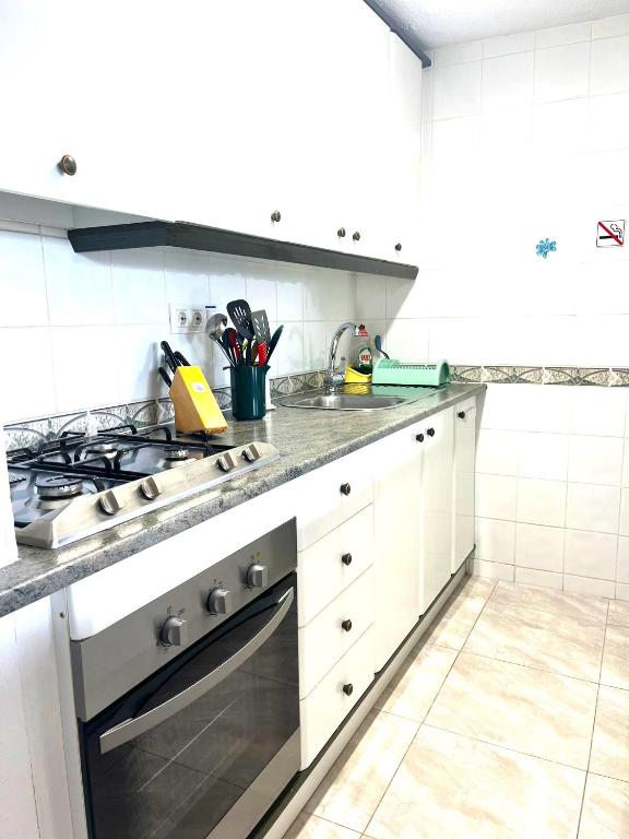 A kitchen or kitchenette at Beautiful Air Conditioned bungalow - Alkabir