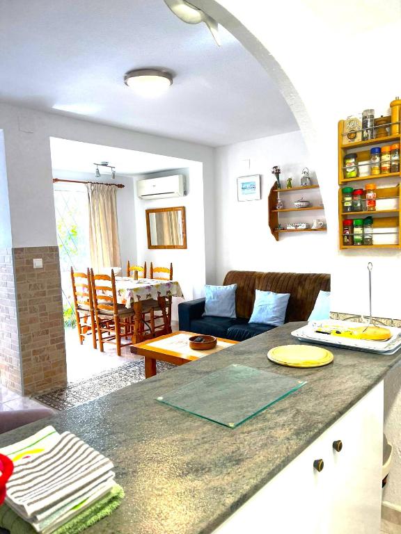A kitchen or kitchenette at Beautiful Air Conditioned bungalow - Alkabir