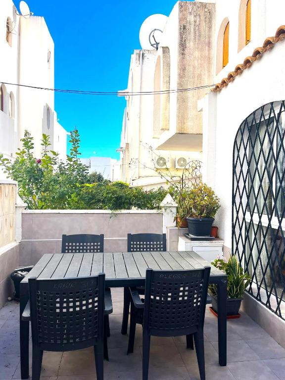 A balcony or terrace at Beautiful Air Conditioned bungalow - Alkabir