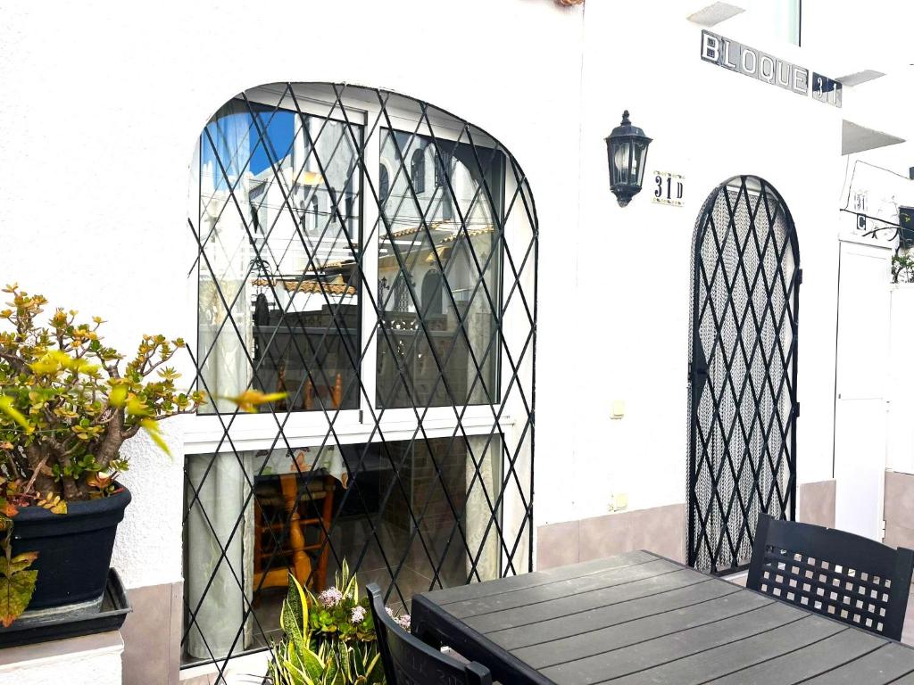 A balcony or terrace at Beautiful Air Conditioned bungalow - Alkabir