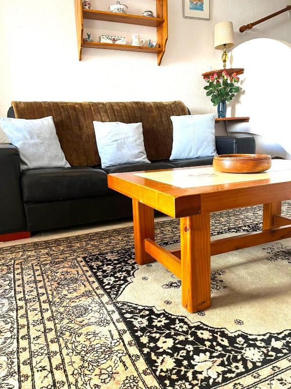 A seating area at Beautiful Air Conditioned bungalow - Alkabir